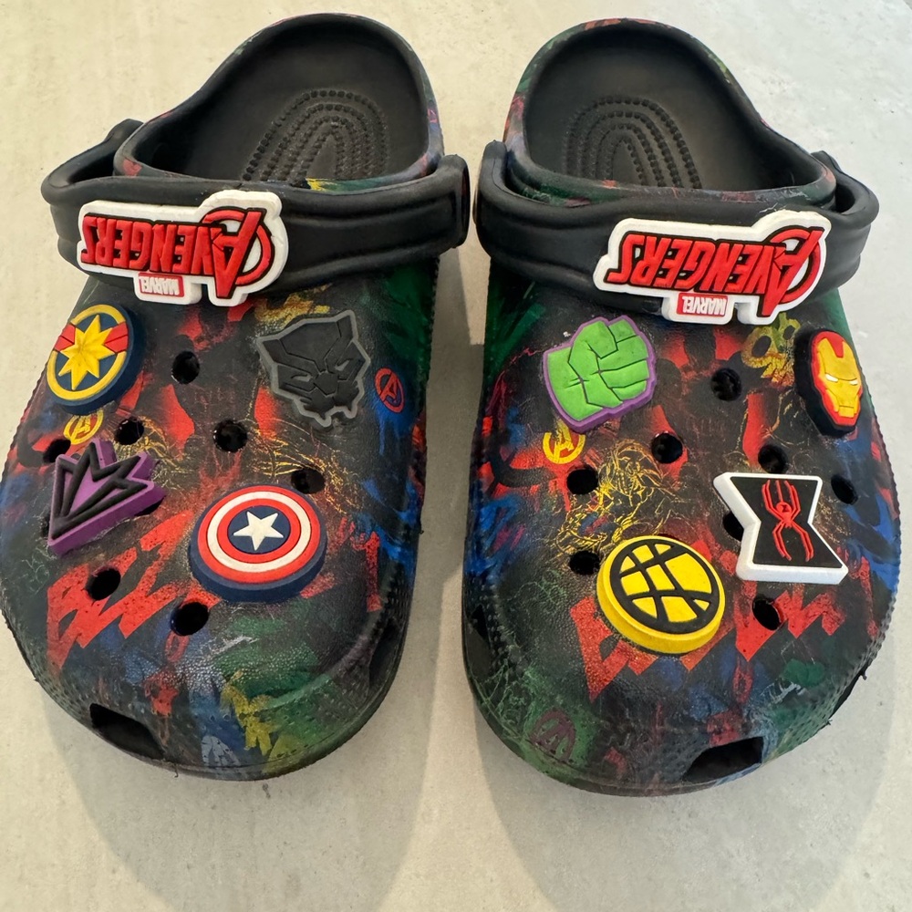 Boys Avengers crocs size 4